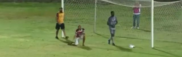 pg模拟器官网电脑版-球队输球怪门将 巴西球迷闯进场内演示该怎么扑球