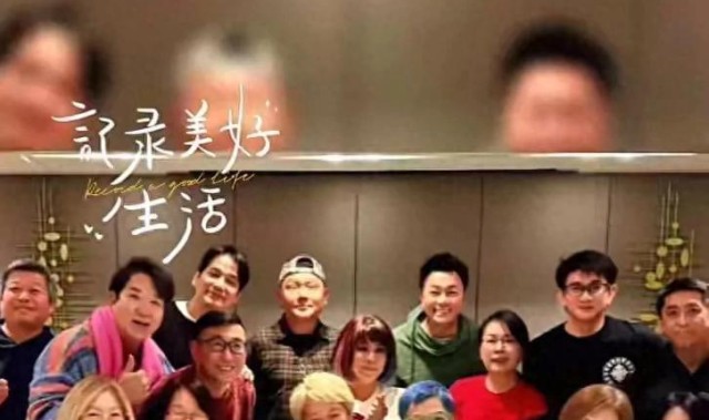 pg免费模拟器官网-55岁吴奇隆参加同学聚会，头发乌黑茂密头大了一圈