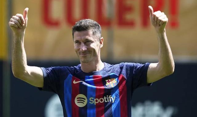 梅西离巴萨周年日，莱万亮相，巴萨距全注册有多远？